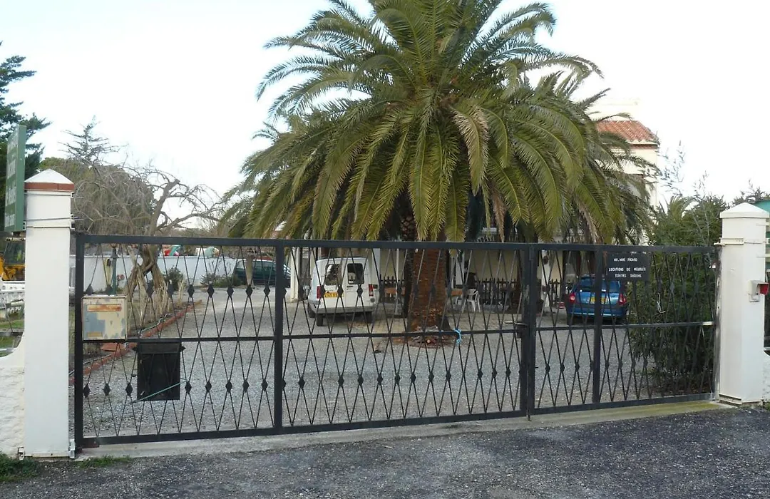 Location avec piscine et parking (n°2p)-1
