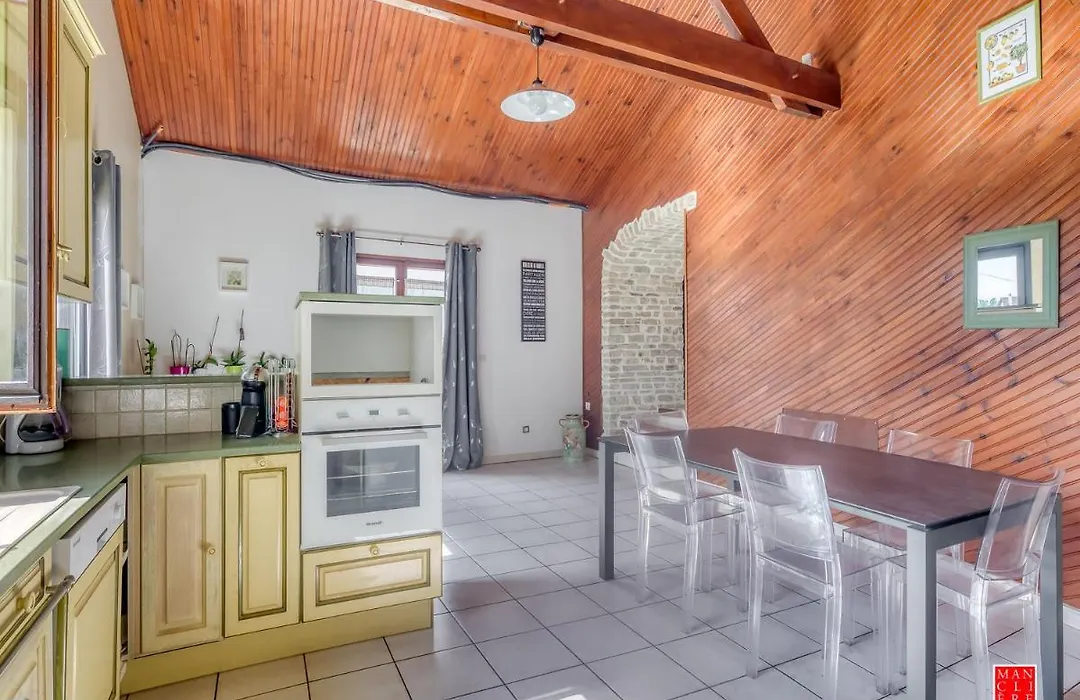 maison blanche piscine et petit déjeuner-1