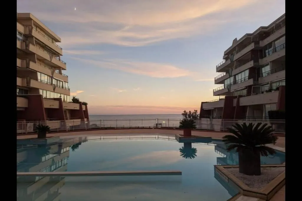 T2 climatisé vue sur mer, WIFI, piscine et parking-1