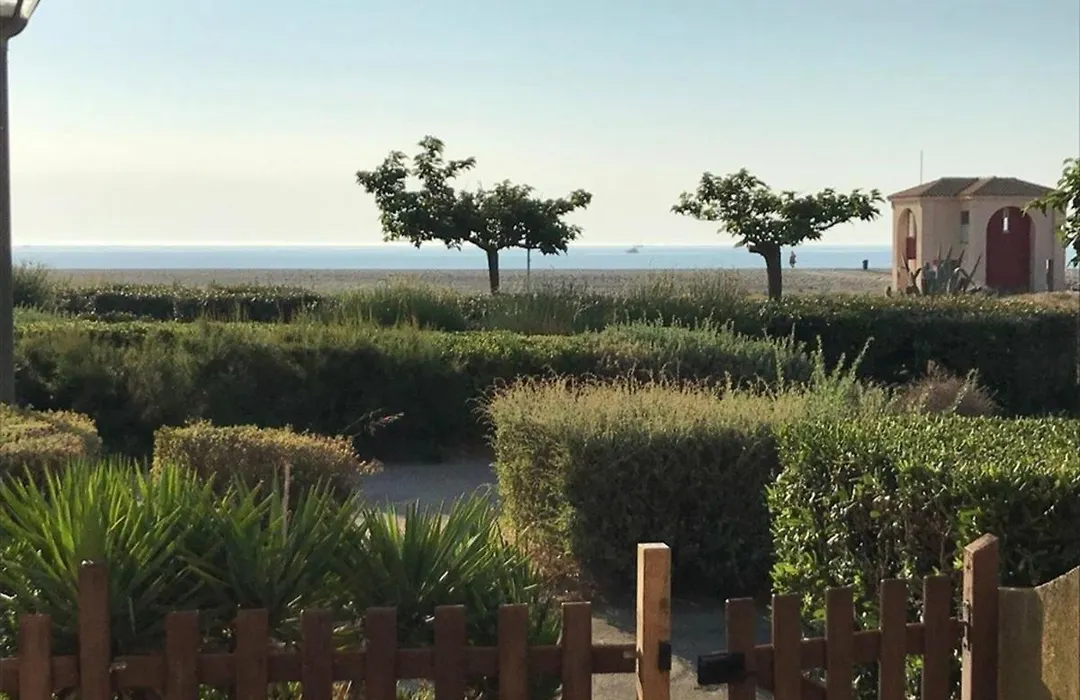 Villa 2 Pièces Climatisée avec Terrasse, Face à la Mer, Parking Privé, Proche Commerces et Plage - FR-1-81-343-1