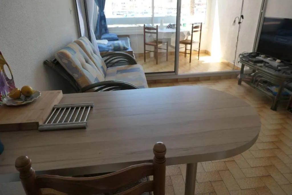 Face port Plage à 350m joli T2 clair 4 couchages avec parking privé, draps serviettes non fournies-1