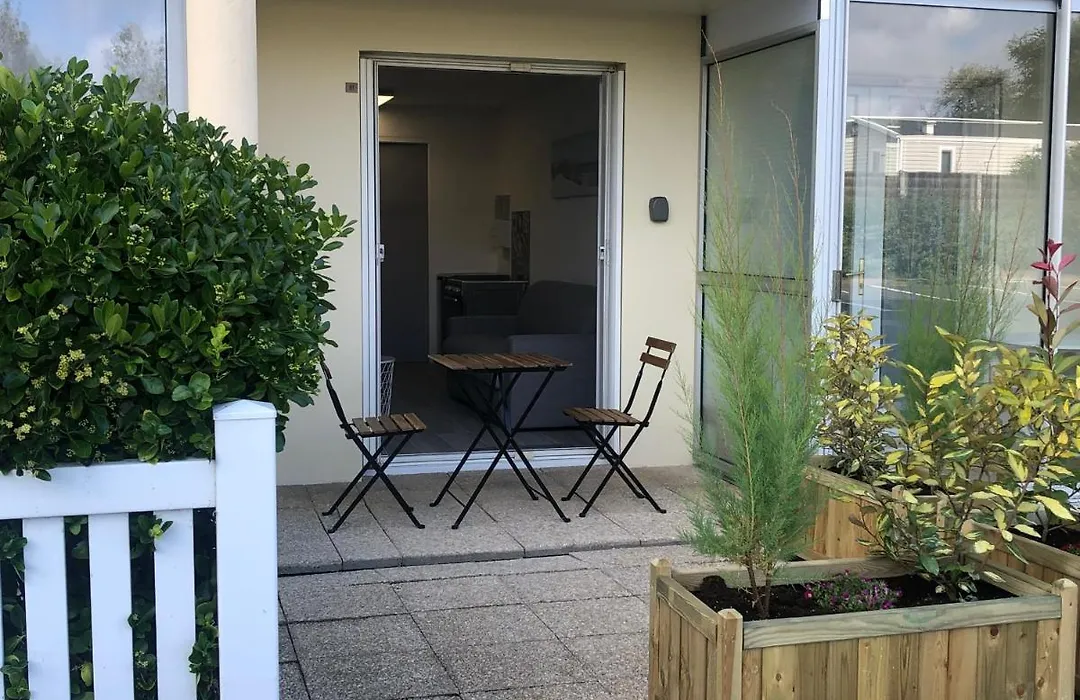 Studio à 50 m de la mer avec parking privatif-1