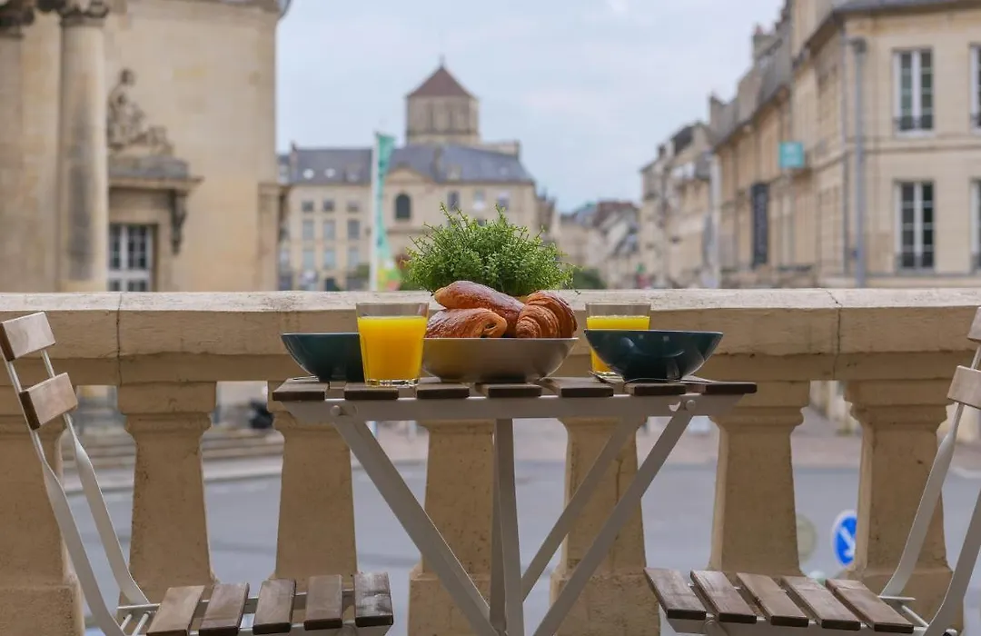 Studio rénové avec terrasse et vue unique !-1