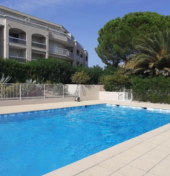 T2 Bord de mer avec jardin et piscine-1