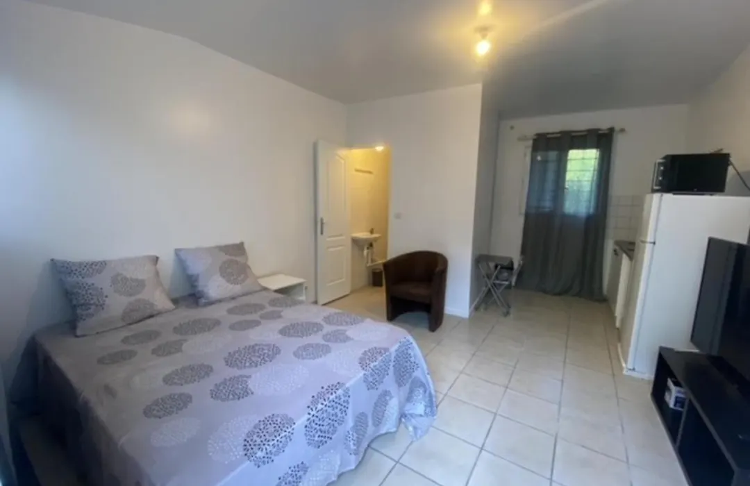 Apartment Sleeps 2 With On-Site Parking-1