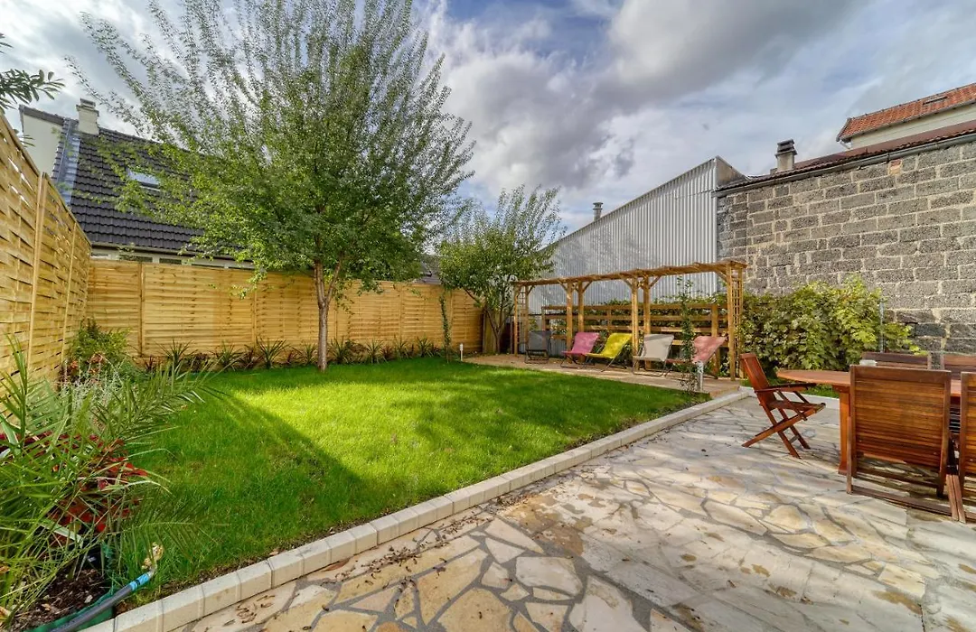 Chic And Modern House With Garden-1