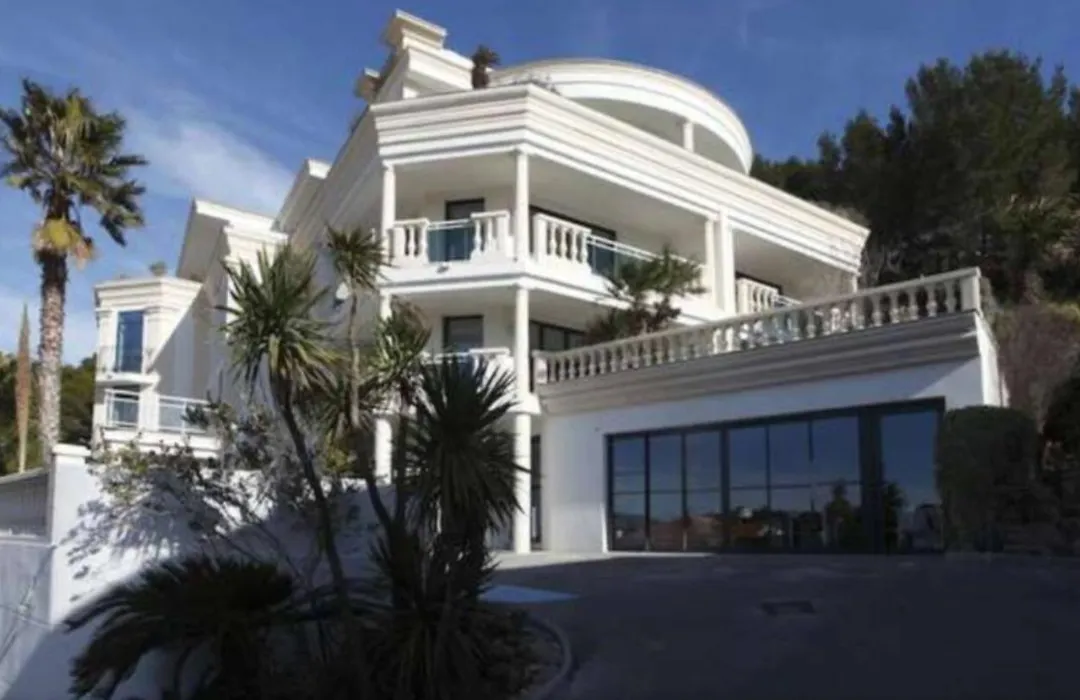 grand studio terrasse de standing, pleine vue village et proche mer-1