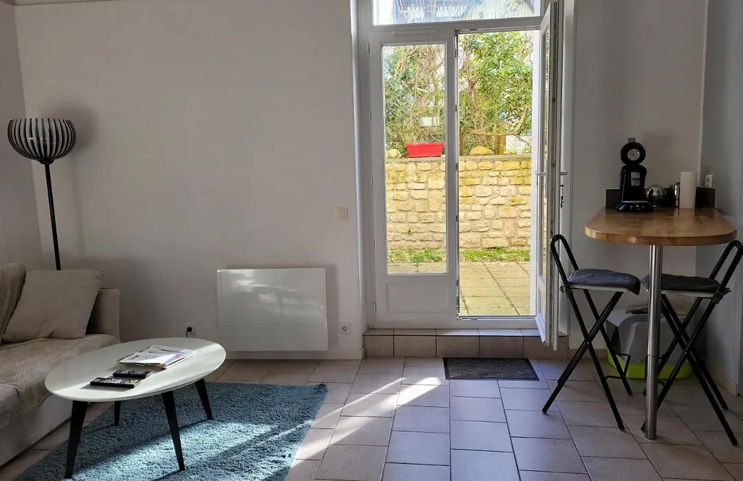 2 Chambres, 50M Centre Ville Plage, Jardin Wifi-1