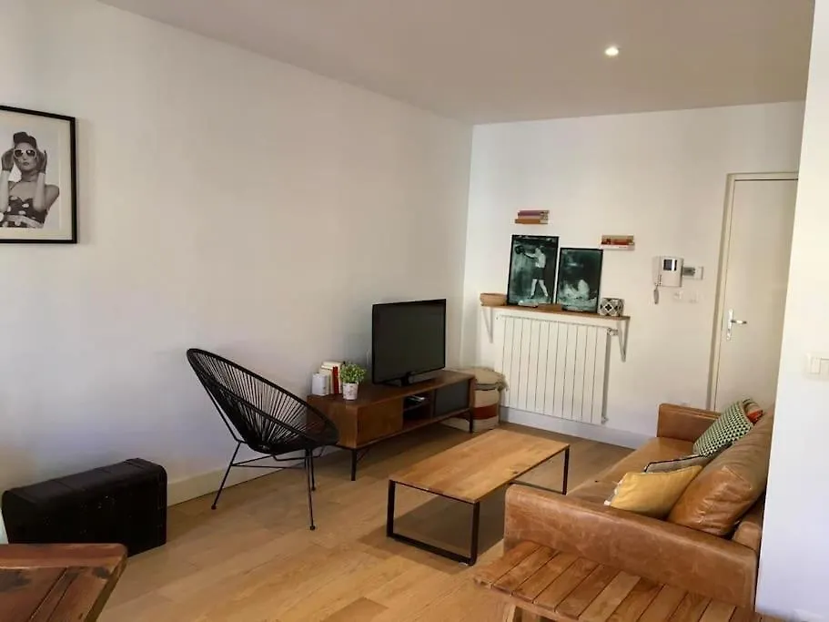 "Euzet" Joli Appartement A 2 Pas Du Centre Ville-1