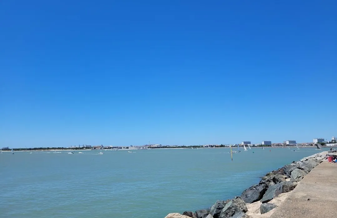 Jolie Petit Voilier A La Rochelle-1