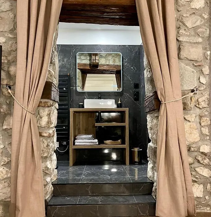 La loge de pierre au coeur de la vieille ville d Annecy-1