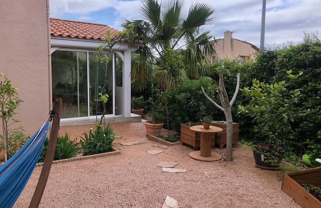 Joli Studio indépendant, avec extérieur verdoyant à Hyeres-1