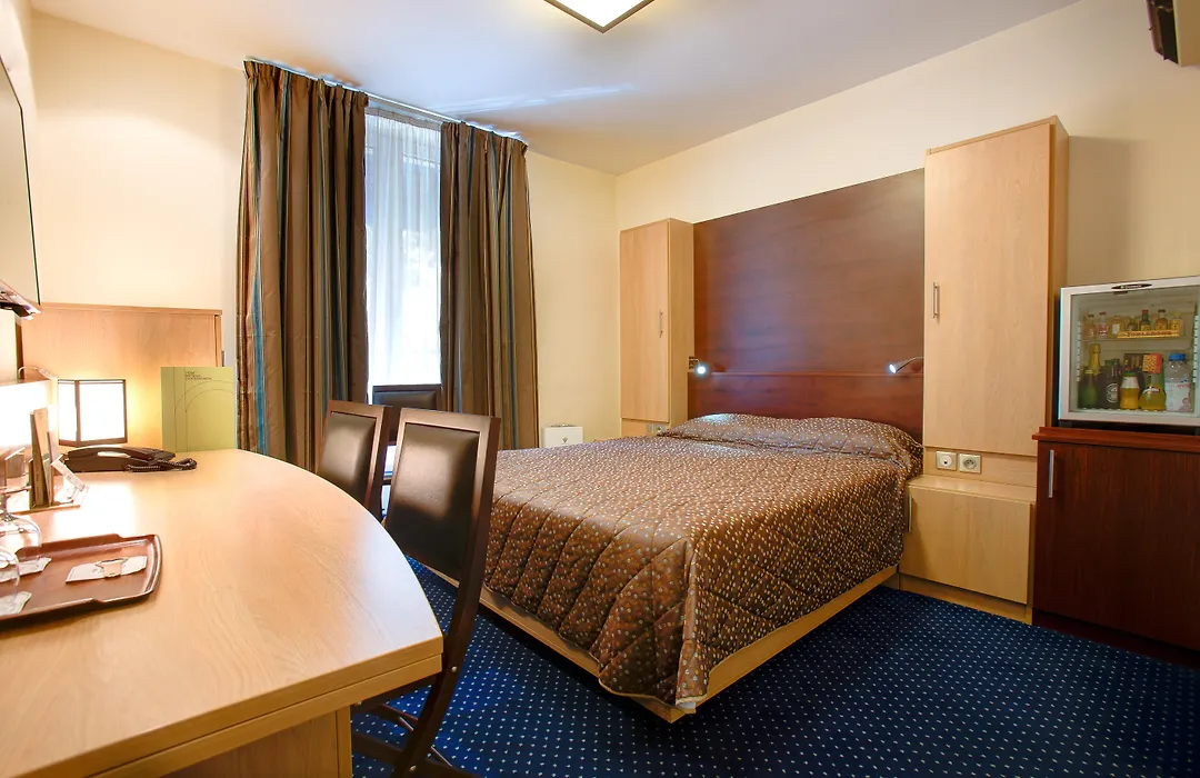 Hotel Terminus Montparnasse-1