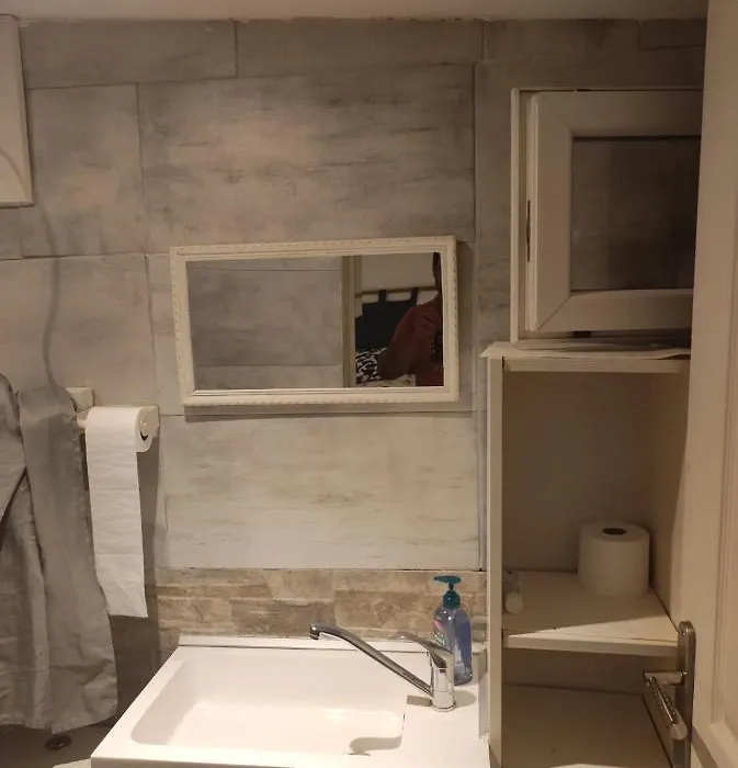 Petit Studio Au Calme Renove A Nouveau-1