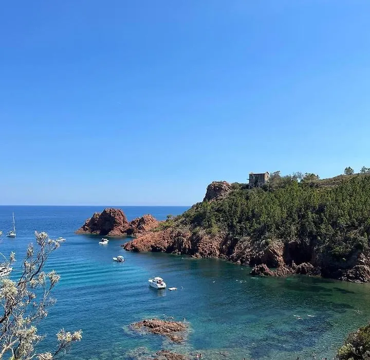 Appartement avec vue mer et piscine-1