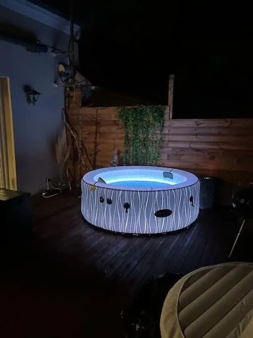 Appart Hyper Centre Nemours. Proche Gare, Jacuzzi-1