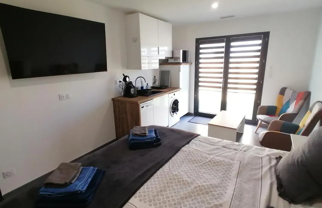 Studio BLEU, Neuf, classé 3 étoiles, Clim, Wifi, Lave-linge, Lit King Size, au calme et à 800m des plages de Valras Plage-1
