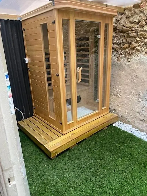 Superbe suite avec jacuzzi patio et sauna-1