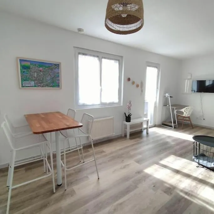 Spacieux studio dans résidence avec parking privé-1