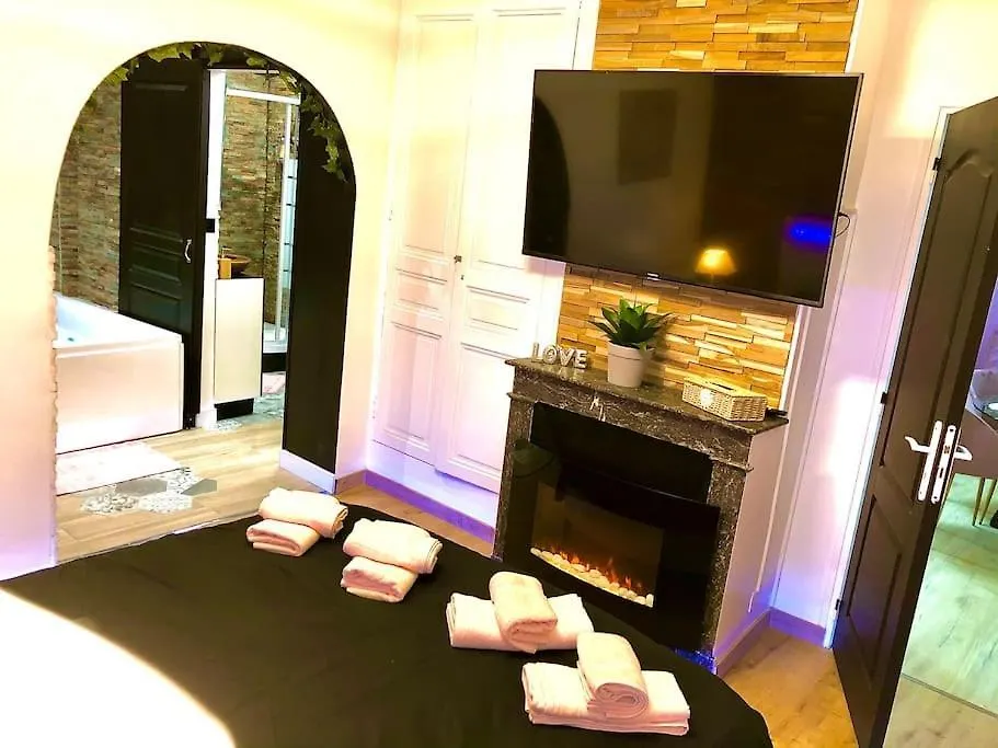 La suite romantique Jacuzzi,parking gratuit,centre-1