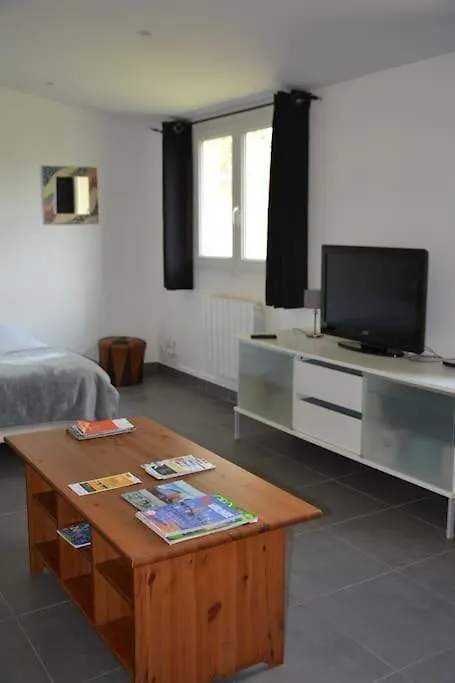 Grand studio indépendant avec jardin-1