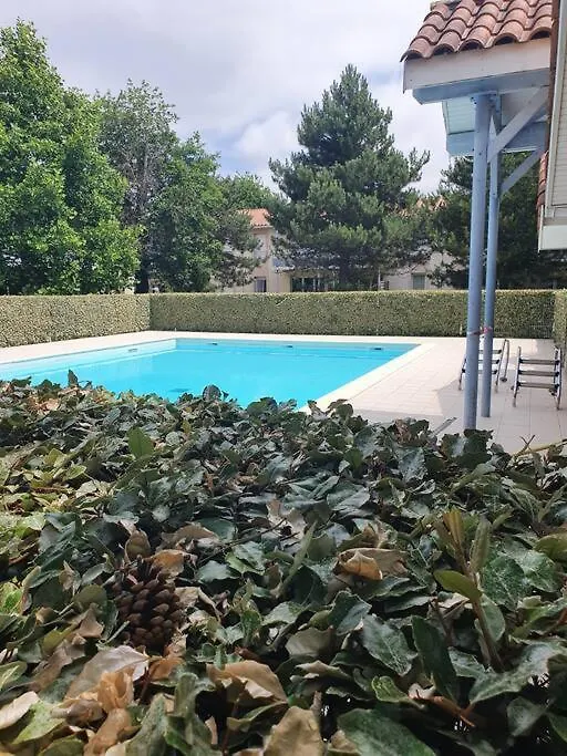 Mignon appartement en résidence avec piscine-1