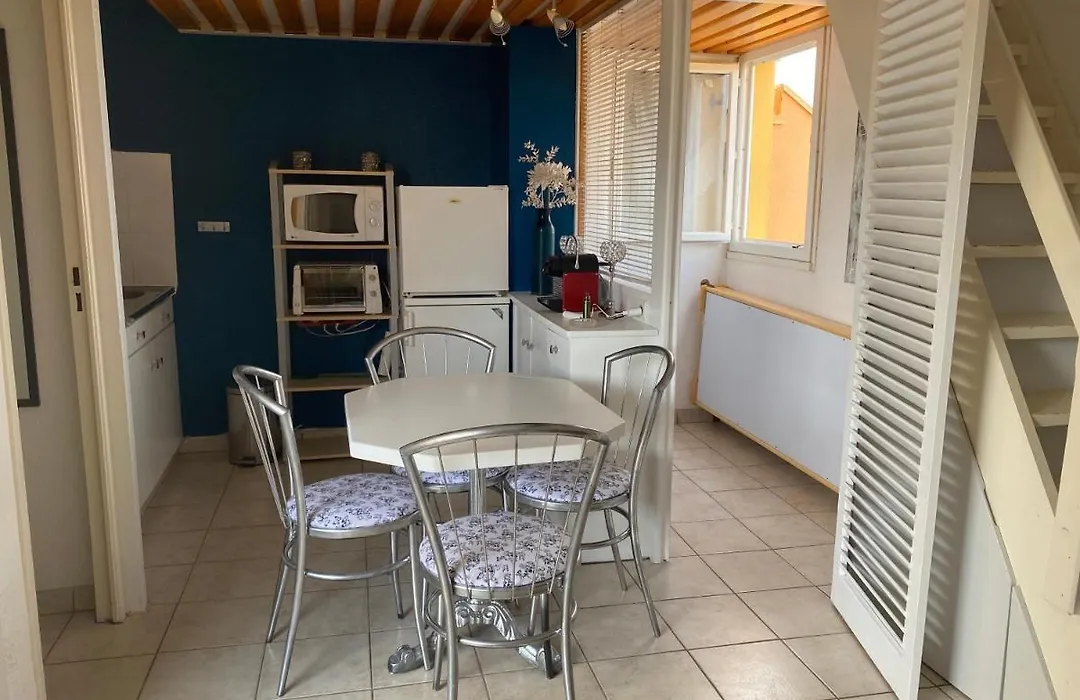 Joli appartement mezzanine avec parking et wifi La Roquille-1