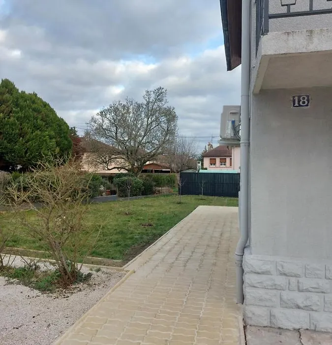 Famille House 201-1