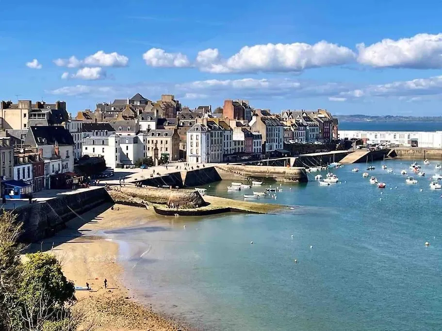 Charmant petit appartement les pieds dans l'eau-1