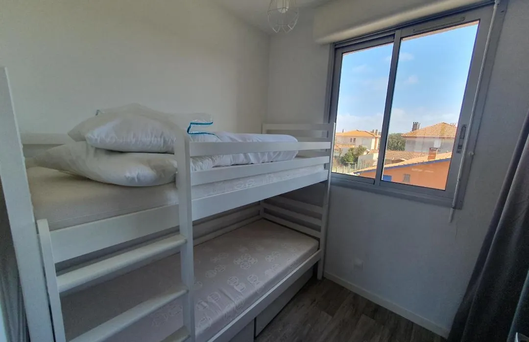 Appartement Renove 2 Chambres, Balcon, Parking - Soulac-Sur-Mer - Fr-1-648-3-1