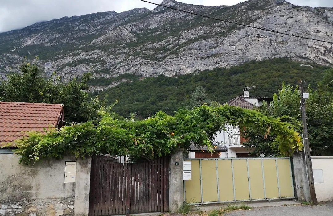 #M1 La maisonnette des 3 ponts Terrace-1