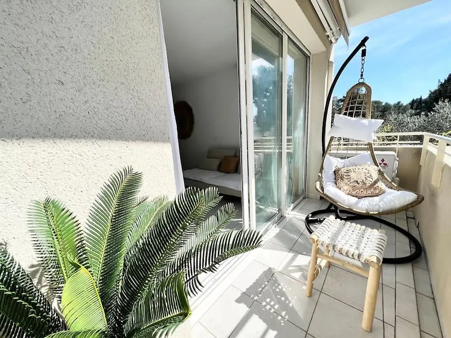 Paisible appartement avec piscine-1