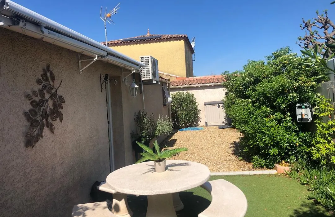 Studio refait à neuf avec jardin Aigues Mortes-1