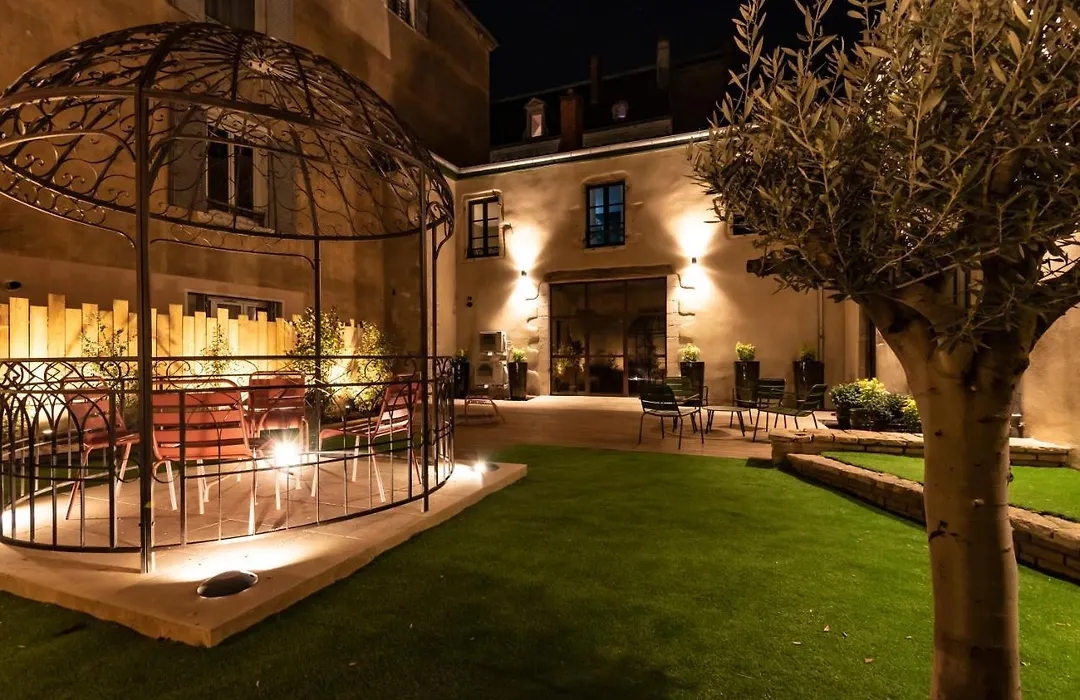 Le Cosy Chic . Proche gare . Centre-ville Mâcon . Neuf . Climatisation . Design . Wifi .-1