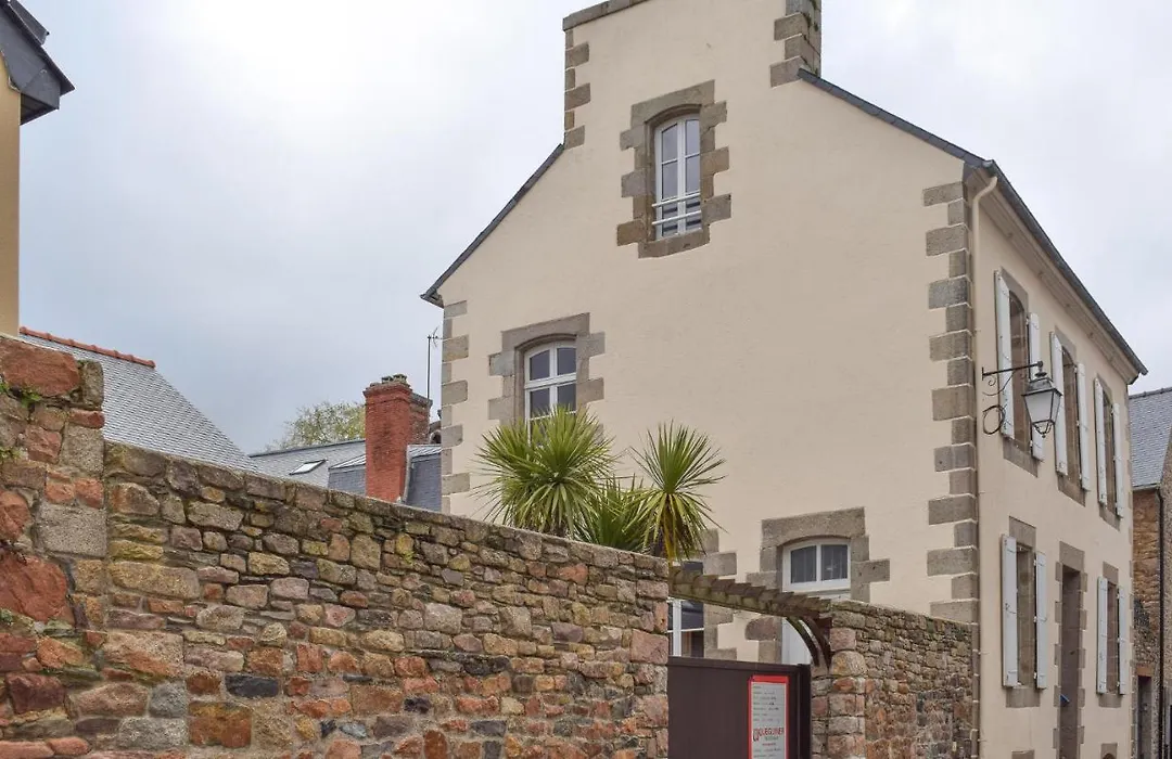 Stunning Home In Paimpol With Wifi And 4 Bedrooms-1