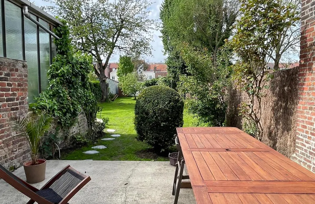 La chambre jaune maison avec grande terrasse et garage privé-1