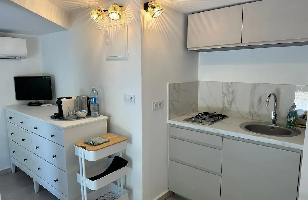 Magnifique Studio Tropézien à 300 m de la plage (parking gratuit)-1