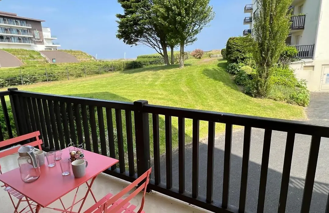 Appartement 2 pièces en rez-de-chaussée dans résidence avec accès direct à la plage-1