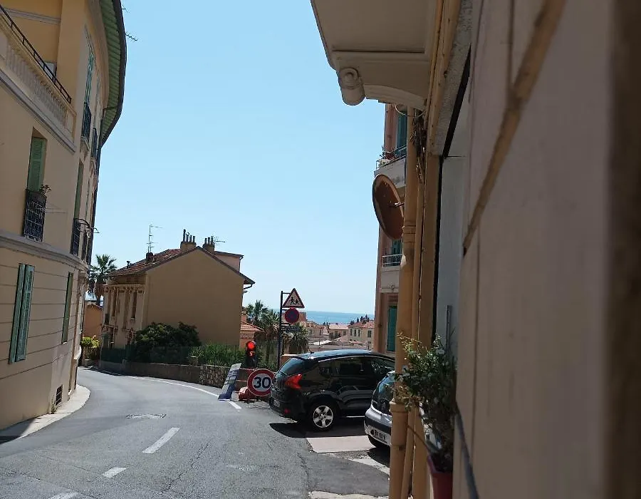 MENTON A 2 pas des plages de sable et du centre ville beau 3 pièces pour 3 personnes-1