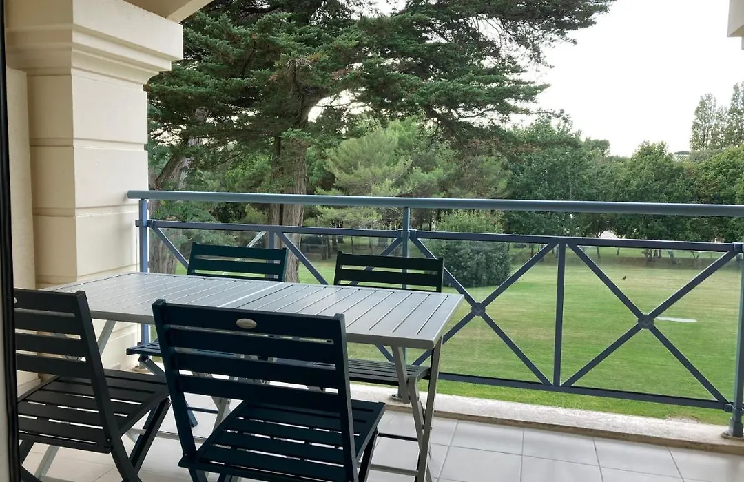 Studio à 300m de la plage, parc, piscine, terrasse-1