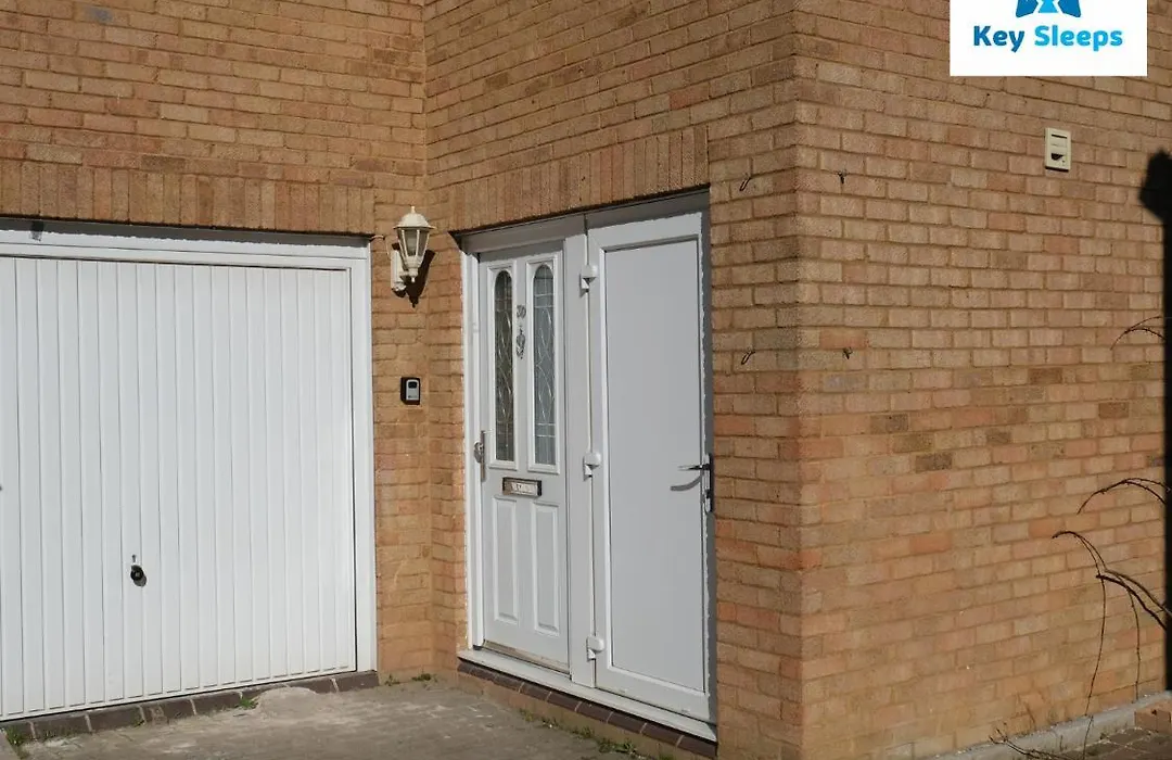 Four Bedroom House By Keysleeps Short Lets Milton Keynes With Free Parking Contractor, Leisure & Central Location-1