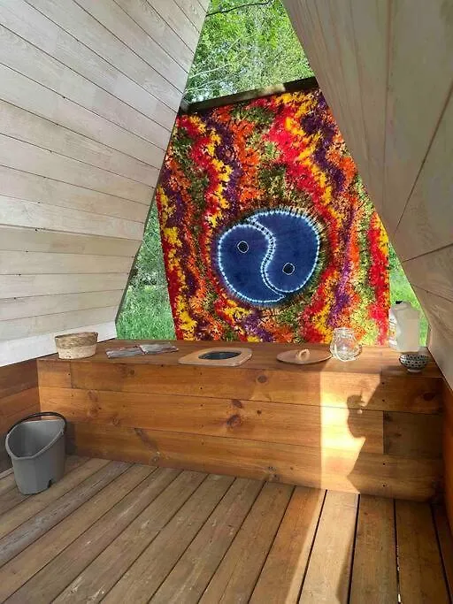 Cosy Cabane Boise solaire, Balneo bath et toilette seche a la Ferme-1