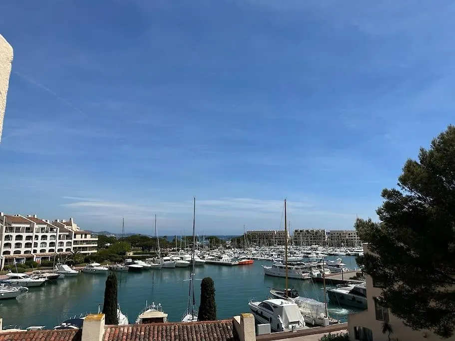 L'Atelier Marin sur le Port des Marines-1