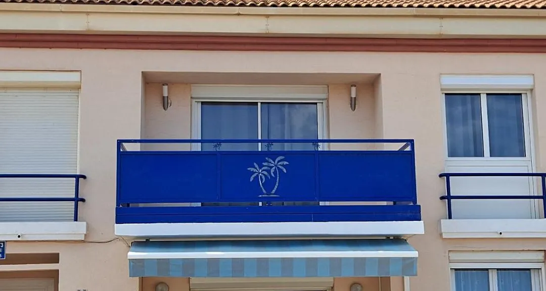 Palmier bleu front de mer-1