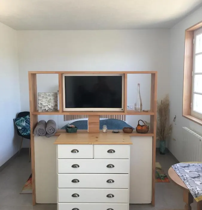 Suzannestisanes Chambre Confort Avec Entree, Patio Et Parking Prive-1