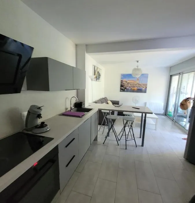 COLLIOURE tres bel appart a 150 metres des plages avec jardin prive et parking dans residence securisee-1