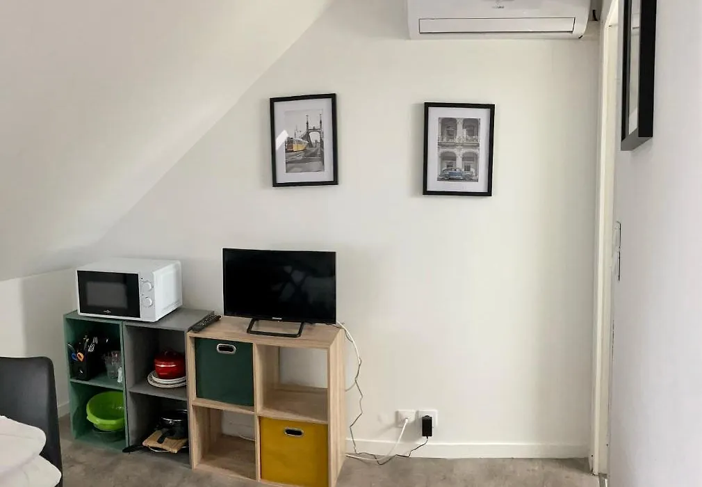 Studio climatisé entre gare et hôpital-1