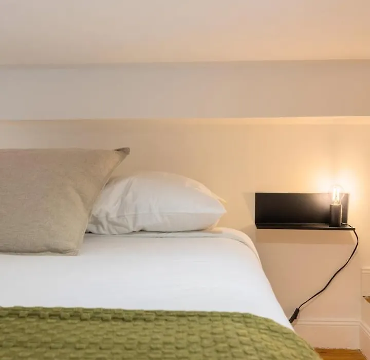 Charming Renovated And Bright Studio In The Center-1
