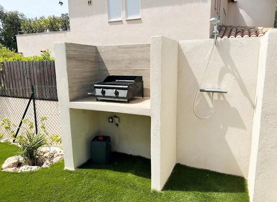 Maisonnette avec 2 chambres climatisée en face de la plage de Gigaro-1