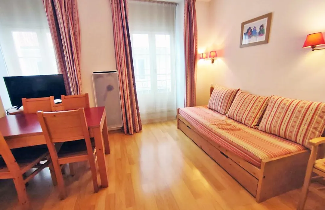 Oo, T2, centre Luchon, wifi, casier à skis, ascenseur, 4 personnes-1